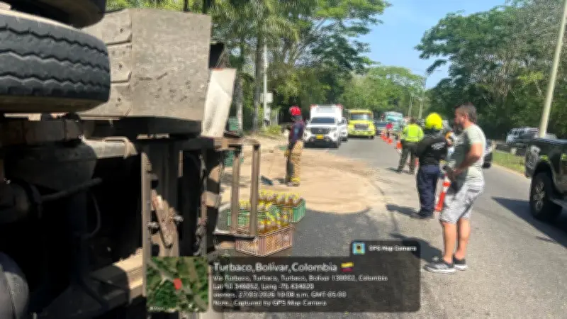 Camión cargado de aceite se volcó en Turbaco por falla mecánica en la vía Cartagena-San Onofre