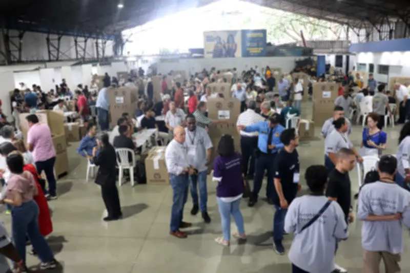 Candidatos ejercen su derecho al voto en elecciones legislativas y consultas presidenciales