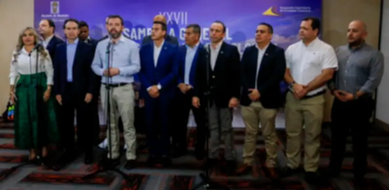 Candidatos presidenciales detallan sus planes de trabajo con alcaldes en asamblea de Asocapitales en Medellín