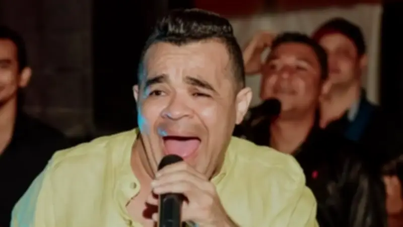 Cantante retenido por camiseta con estampado al votar: acusado de proselitismo