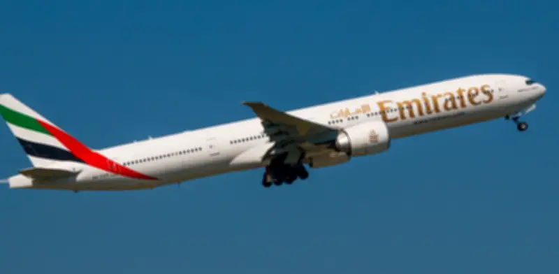 Caos aéreo en Medio Oriente tras ataques: aerolíneas mantienen cancelaciones mientras Emirates retoma vuelos