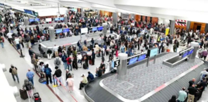 Caos en aeropuertos de EE.UU. por despliegue del ICE afecta vuelos desde Colombia