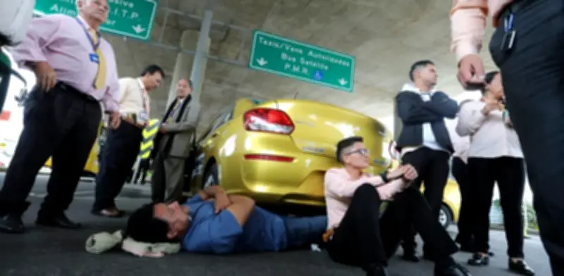 Caos en el Aeropuerto El Dorado por protestas de taxistas contra vehículos de plataformas