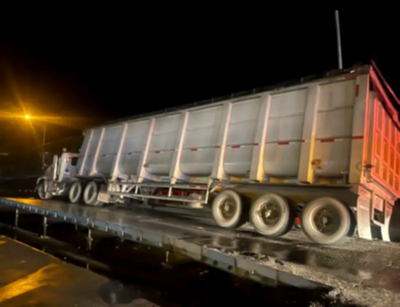Caos vial en Bogotá-Villavicencio: tractomula choca puente militar antes de Semana Santa