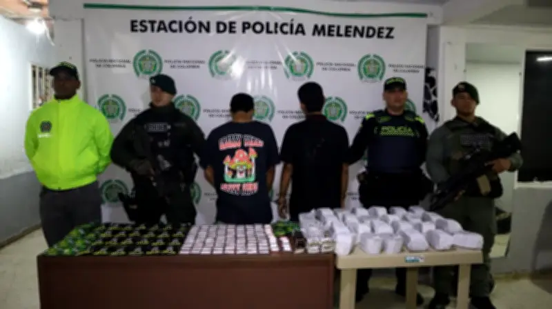 Capturan a dos presuntos traficantes con miles de dosis de drogas en la Comuna 18 de Cali