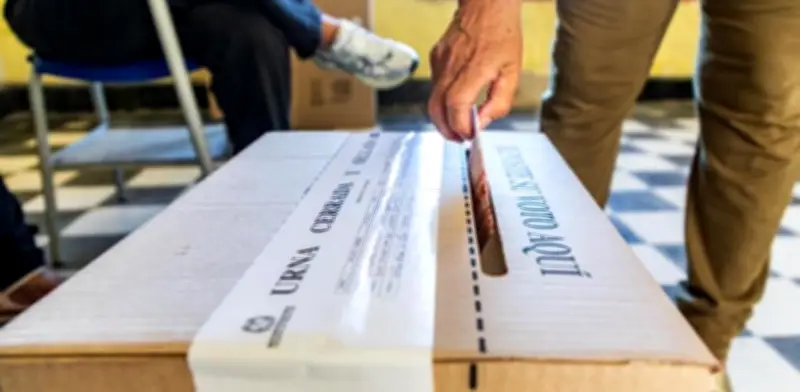 Capturan a escolta del secretario de la Cámara con $145 millones y propaganda electoral