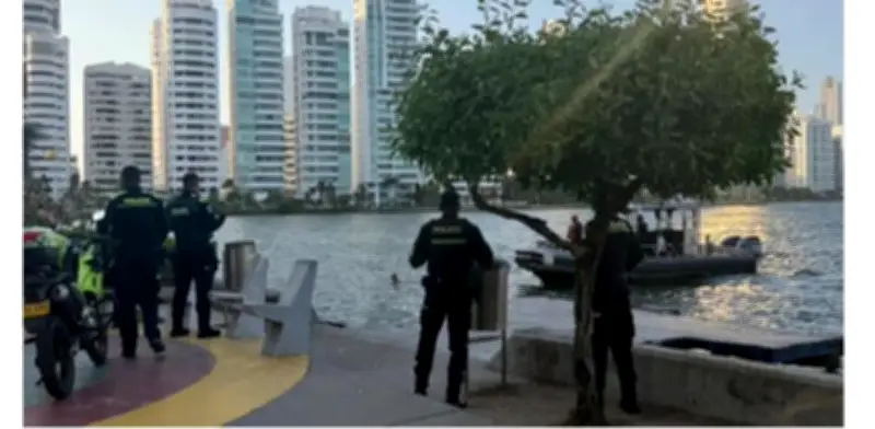 Capturan a exhibicionista en Cartagena tras caminar desnudo por parque infantil y lanzarse a la bahía