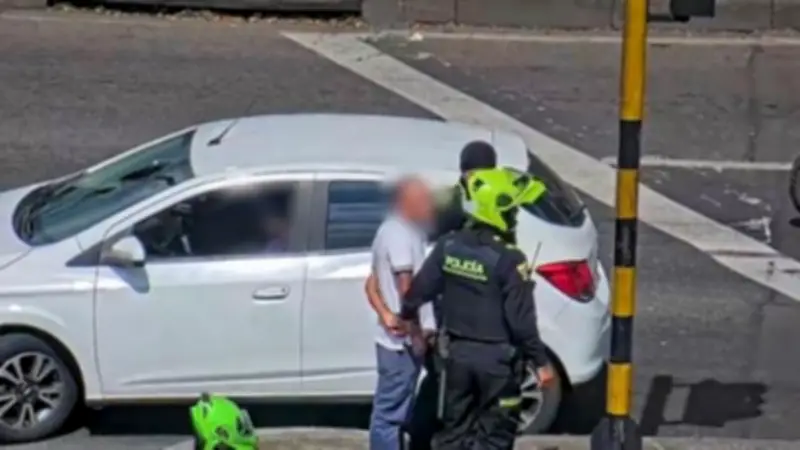 Capturan a hombre disfrazado de limpiavidrios en la Calle 80 de Bogotá gracias a cámaras de seguridad