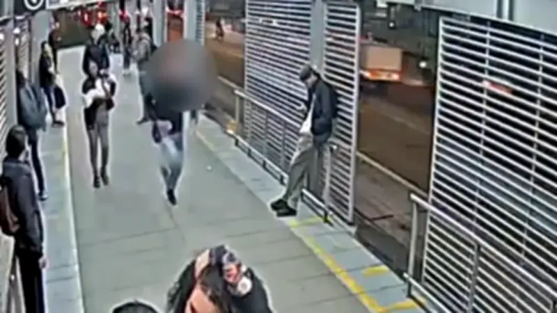 Capturan a ladrón tras cometer 'raponazo' en Transmilenio de Bogotá