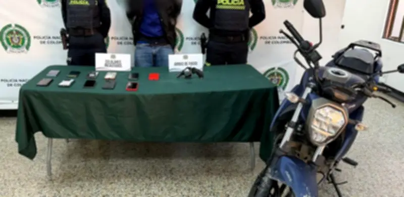 Capturan en Bosa a presunto motoladrón con 11 celulares robados y arma traumática