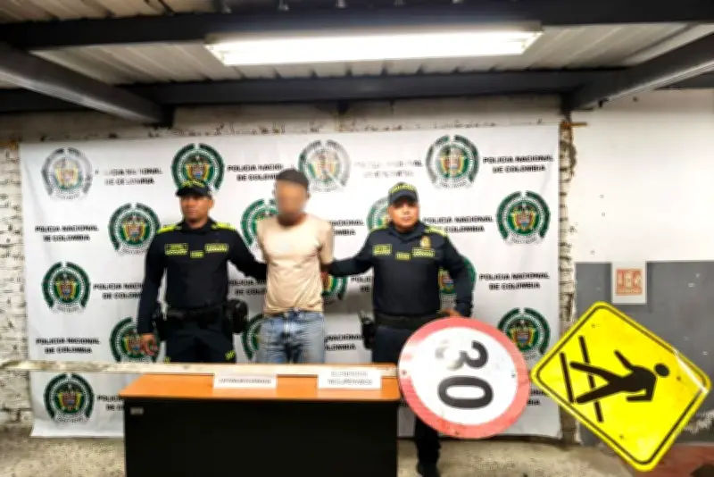 Capturan en flagrancia a hombre que hurtaba señales de tránsito en Cali; investigan si es parte de red criminal
