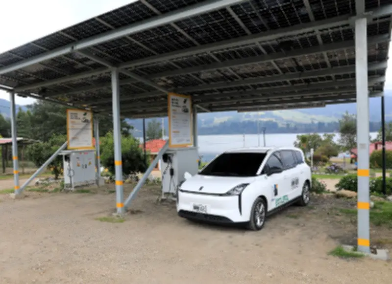 CAR inaugura tres electrolineras solares gratuitas en la Sabana de Bogotá