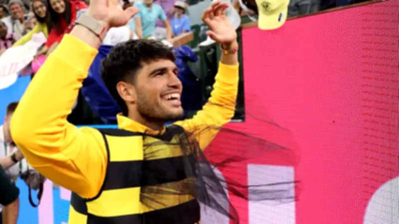 Carlos Alcaraz avanza en Indian Wells y celebra con disfraz de abeja tras vencer a Norrie