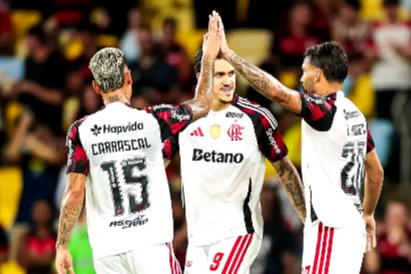 Carrascal brilla con dos asistencias en goleada del Flamengo que lo lleva a la final carioca
