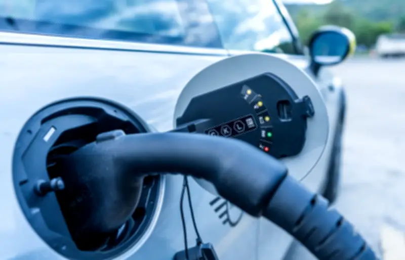 Carros eléctricos se convierten en fuentes de energía portátil con tecnología V2L