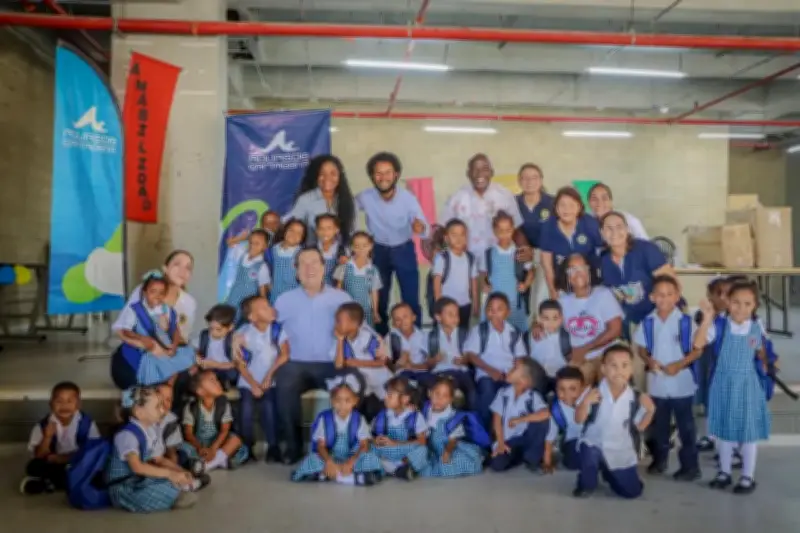 Cartagena entrega más de 200 kits escolares a niños del barrio Olaya Herrera