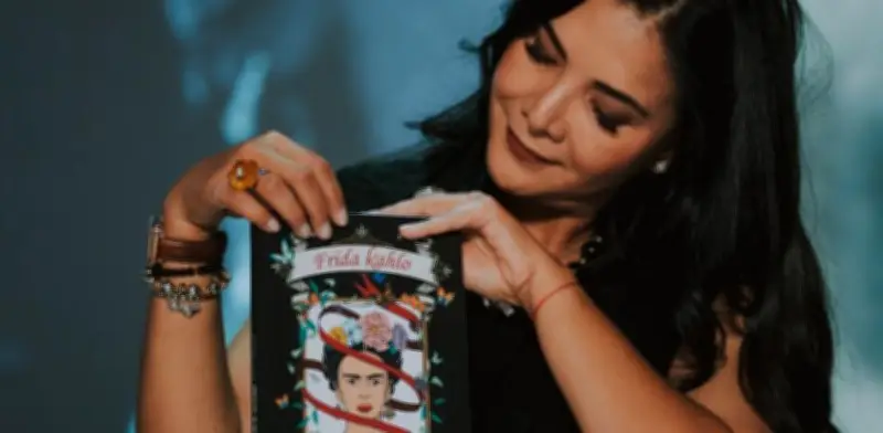 Cartagenera lidera expansión global del legado de Frida Kahlo desde Colombia