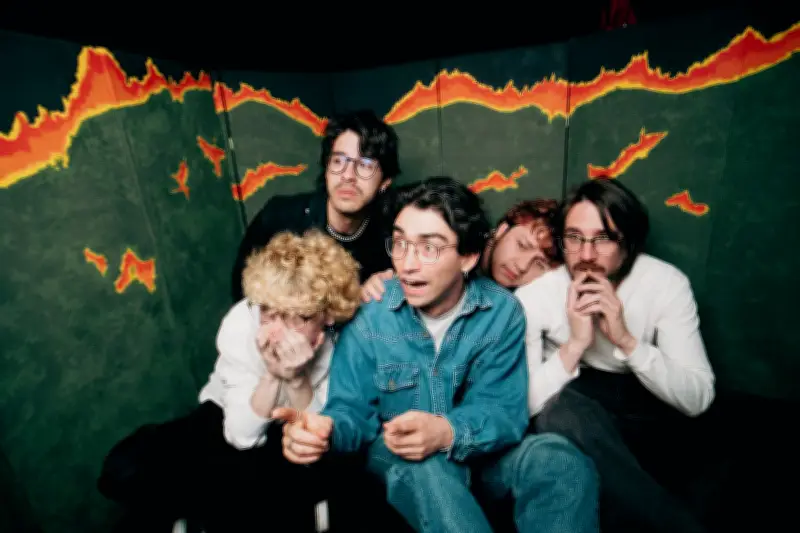 Casi lanza su segundo álbum 'Si el Tiburón se Come el Cable' con fusión de rock noventero