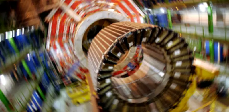 CERN anuncia descubrimiento de partícula subatómica cuatro veces más pesada que un protón