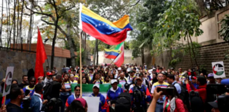Chavistas protestan en Venezuela contra ataques a Irán y honran a Alí Jamenei