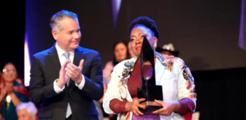 Chechy Murillo, creadora de Moda y Flores, gana el Premio Cafam a la Mujer 2026