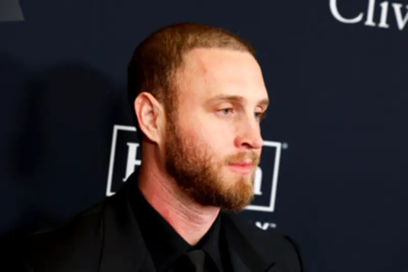 Chet Hanks, hijo de Tom Hanks, atrapado en Medellín por problema con pasaporte