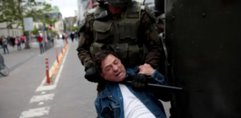 Chile: Presidente Kast evalúa indultar a militares y policías condenados por represión de 2019