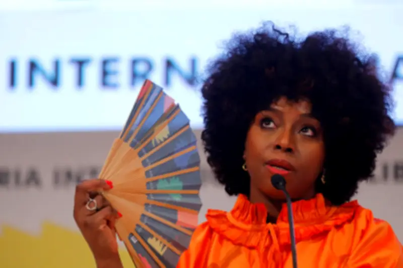 ¿Chimamanda Ngozi Adichie sigue el camino de Shondaland en su narrativa?
