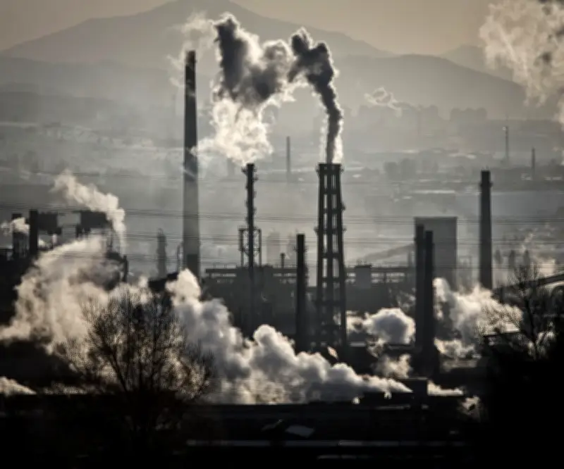 China establece meta climática conservadora: reducir emisiones de carbono por unidad de PIB en 17% para 2030