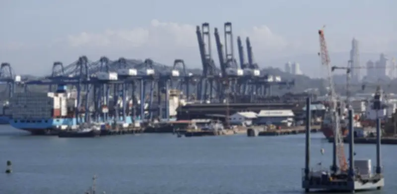 China retiene barcos panameños en represalia por pérdida de puertos en el Canal