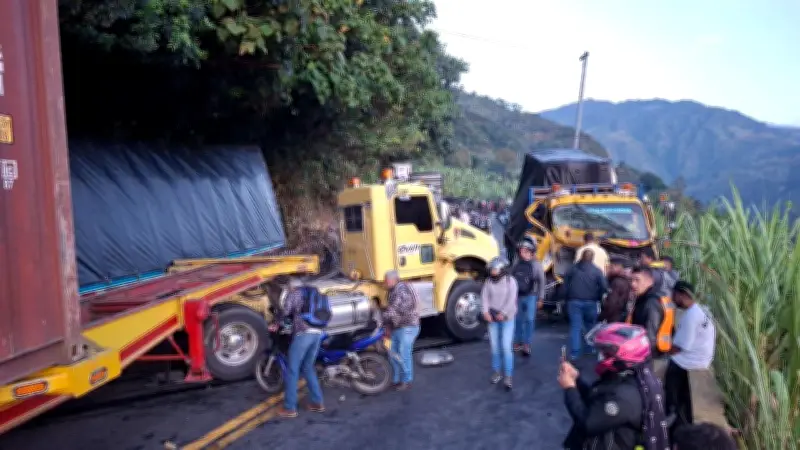 Choque múltiple de tractomulas cierra vía Cajamarca-Ibagué en el Tolima