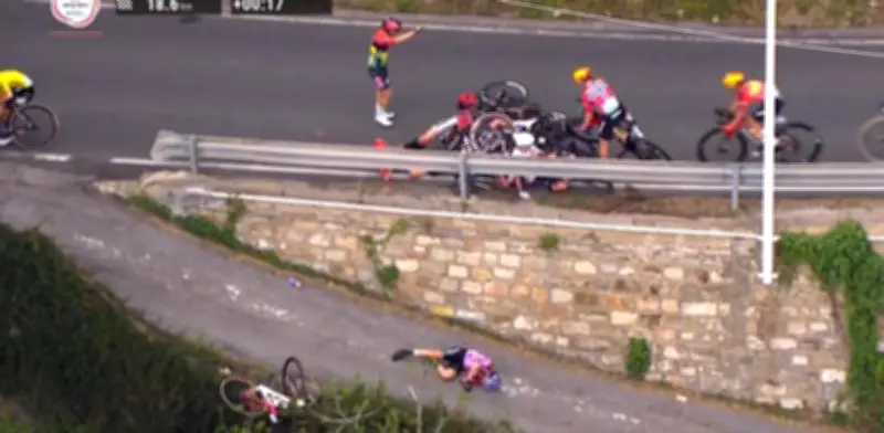 Ciclista italiana sufre aparatosa caída en Milán San Remo femenino durante descenso de la Cipressa