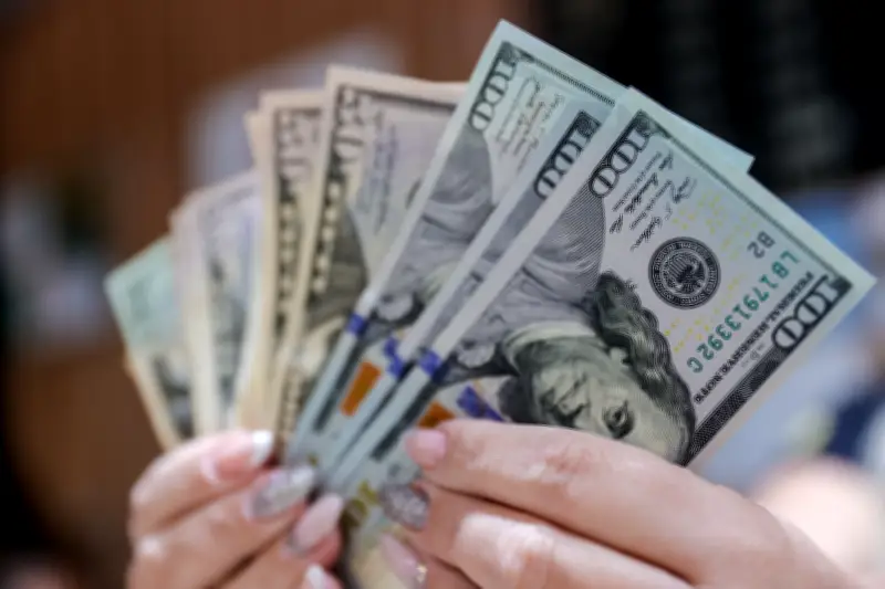 Cierre del estrecho de Ormuz por Irán dispara precios del petróleo y debilita el peso colombiano