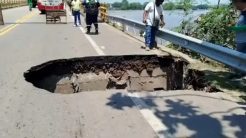 Cierre del puente que une a Santander con Antioquia por pérdida de banca