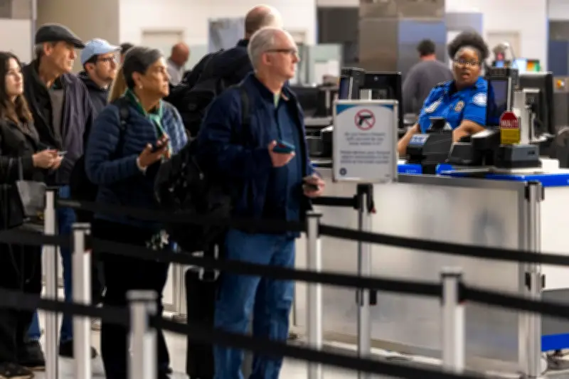Cierre gubernamental en EE.UU. genera caos en aeropuertos con largas filas y agentes sin pago