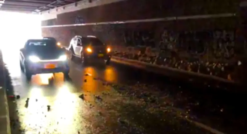 Cierre preventivo del deprimido de la calle 72 en Bogotá por desprendimiento de material