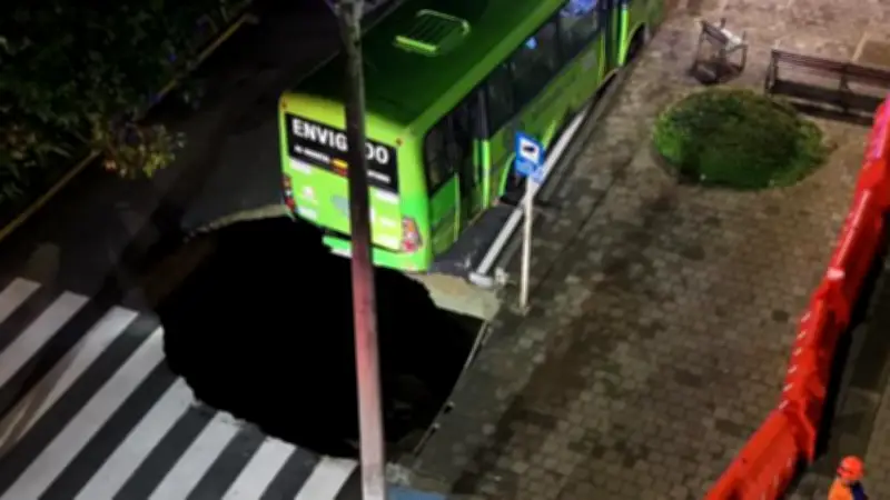 Cierre total de la Avenida El Poblado en Medellín por enorme hueco: rutas alternas