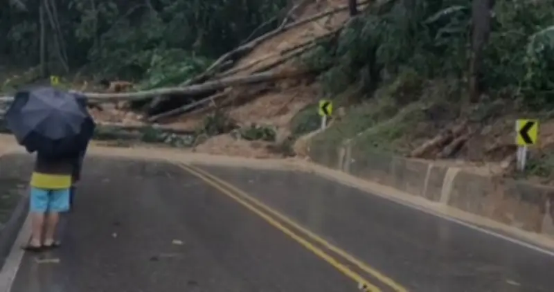 Cierre total de la vía Bucaramanga-Barrancabermeja por deslizamientos y caída de árboles