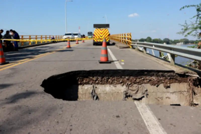 Cierre total del puente Guillermo Gaviria por enorme cráter en acceso vial entre Barrancabermeja y Yondó