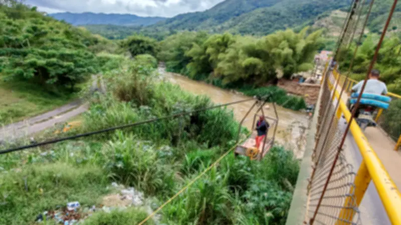 Cinco mil personas en Bucaramanga y Girón arriesgan sus vidas cruzando río sin puente seguro