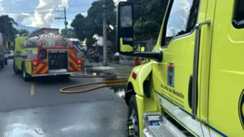 Cinco personas resultaron lesionadas por inhalación de humo tras incendio en bodega de Medellín