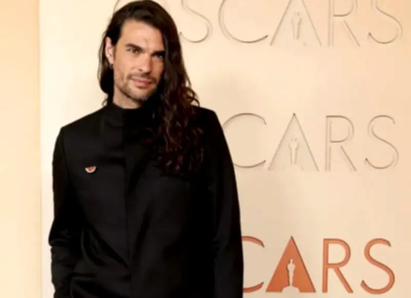 Cineasta español Oliver Laxe sorprende con gesto pro Palestina en alfombra roja de los Óscar