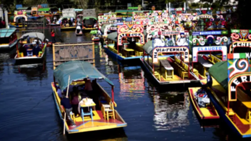 Ciudad de México limpia sus canales con cabello humano para combatir contaminación