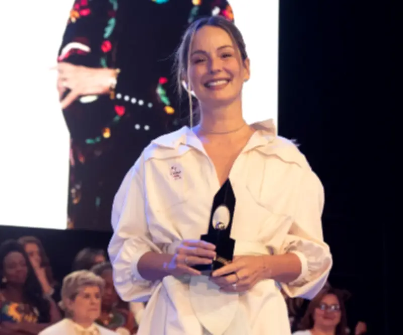 Claudia Bahamón recibe homenaje en Premio Cafam a la Mujer por su liderazgo ambiental y educativo