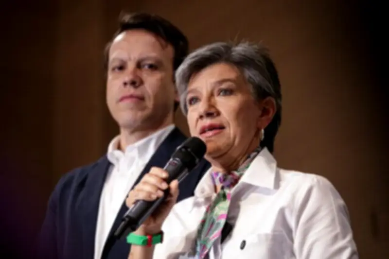 Claudia López inscribe su candidatura presidencial junto a su exrival Leonardo Huerta