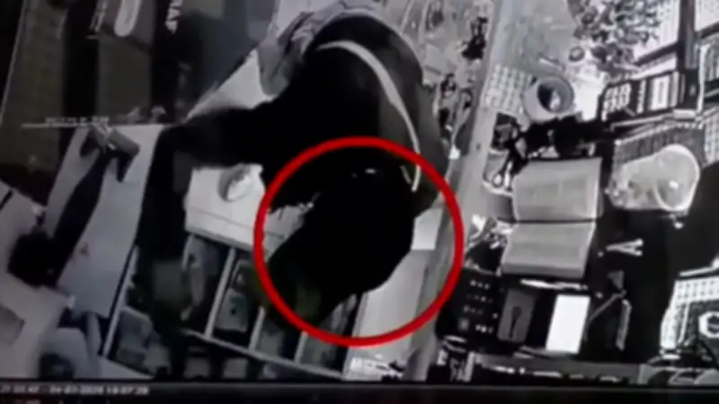 Cámaras captan a mujer saqueando caja registradora en almacén de Engativá, Bogotá