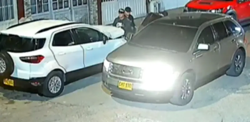 Cámaras captan robo de autopartes en Engativá: delincuentes actúan en minutos