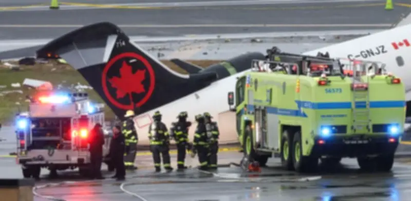 Colisión entre avión y vehículo paraliza el aeropuerto LaGuardia de Nueva York