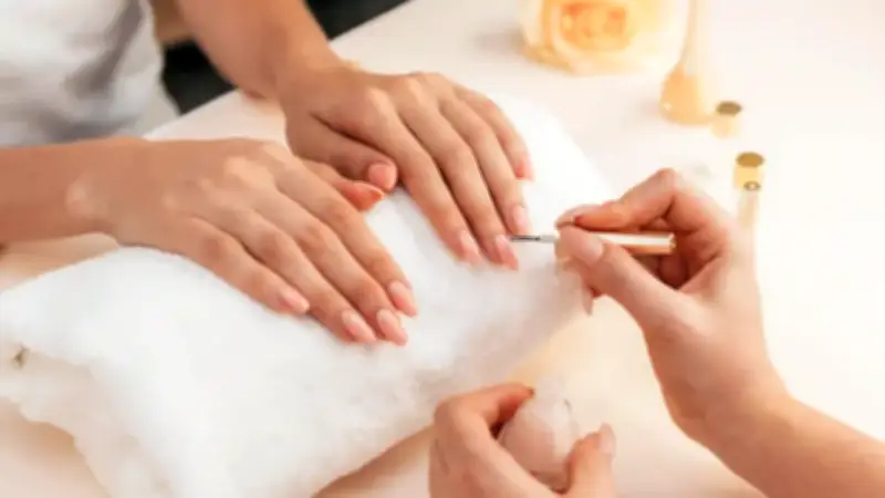 Colombia regresa al esmalte tradicional tras alertas sobre químicos peligrosos en uñas