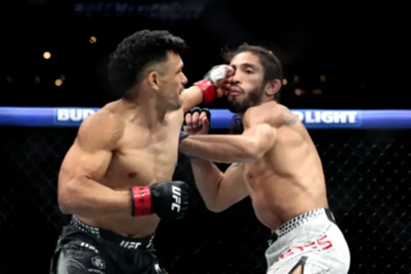 Colombiano Javier Reyes vence por nocaut técnico en UFC Peso Pluma en México